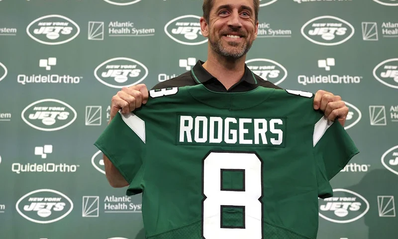 FLORHAM PARK, NEW JERSEY - APRIL 26: New York Jets quarterback Aaron Rodgers poses with a jersey during an introductory press conference at Atlantic Health Jets Training Center on April 26, 2023 in Florham Park, New Jersey. (Photo by Elsa/Getty Images)