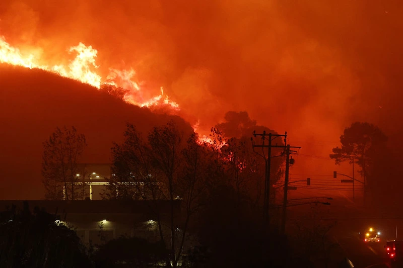 MALIBU, CALIFORNIA - DECEMBER 10: The Franklin Fire burns on December 10, 2024 in Malibu, California. The wildfire has scorched 1,800 acres near Pepperdine University prompting evacuations along the coast amid high winds with some structures destroyed. (Photo by Mario Tama/Getty Images)