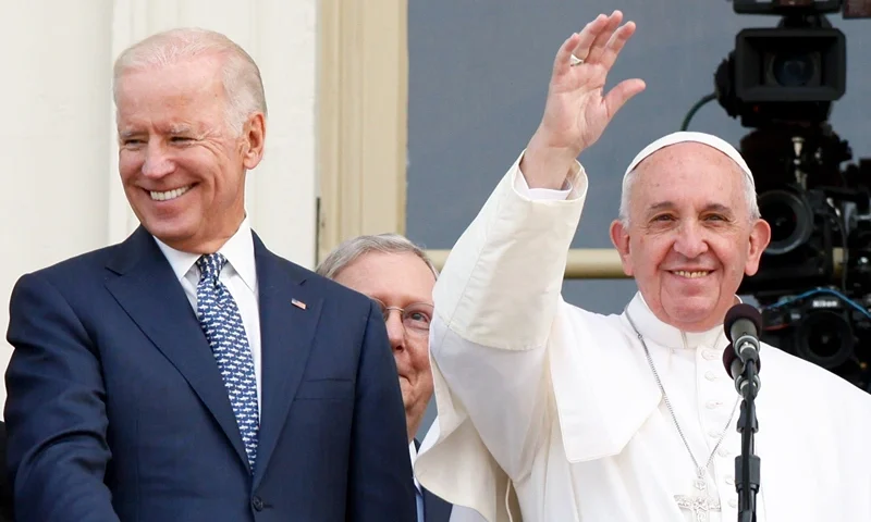 : Pope Francis (2nd L) waves to crowd from the balcony of the US Capitol building, after his address to a joint meeting of the U.S. Congress as (L to R) U.S. Vice President Joe Biden, House Majority Leader Kevin McCarthy (R-CA), Speaker of the House John Boehner (R-OH) and House Democratic Leader Rep. Nancy Pelosi (D-CA) look on September 24, 2015 in Washington, D.C. Pope Francis, the first pope to address a joint meeting of Congress, will finish his tour of Washington later today before traveling to New York City. (Photo by Evy Mages/Getty Images)
