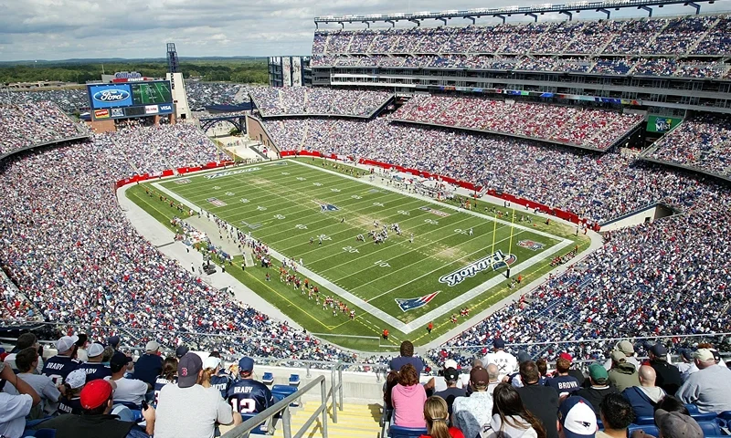 Buffalo Bills v New England Patriots FOXBORO, MA - SEPTEMBER 10: A general view of the Buffalo Bills kicking off to the New England Patriots on September 10, 2006 at Gillette Stadium in Foxboro, Massachusetts. The Patriots defeated the Bills 19-17. (Photo by Rick Stewart/Getty Images)