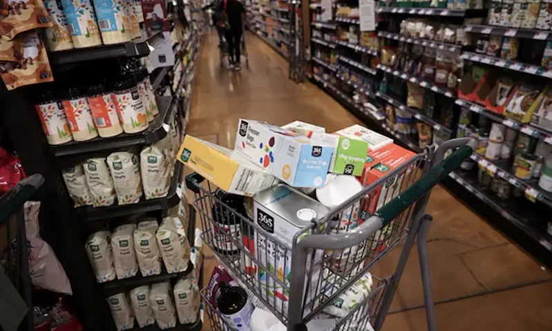 A shopping cart is seen in a supermarket as inflation affected consumer prices in Manhattan, New York City, U.S., June 10, 2022. REUTERS/Andrew Kelly/File Photo